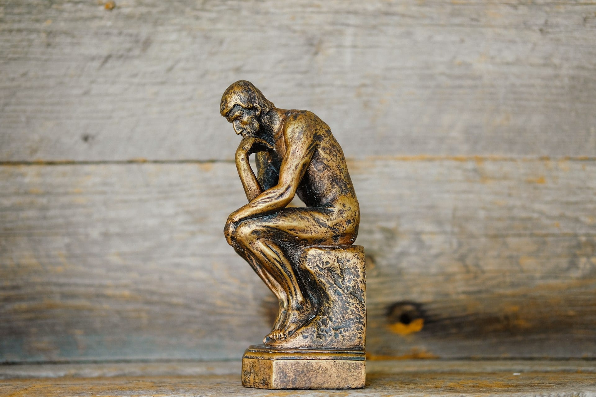A statue of a man thinking, symbolizing introspection, illustrating the stillness required for abstract reasoning and cognitive clarity.